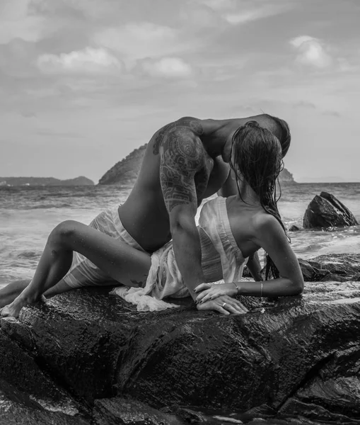 Atraente sensual jovem casal junto ao mar — Fotografia de Stock