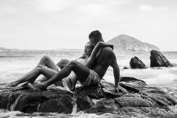 海で魅力的な官能的な若いカップル — ストック写真