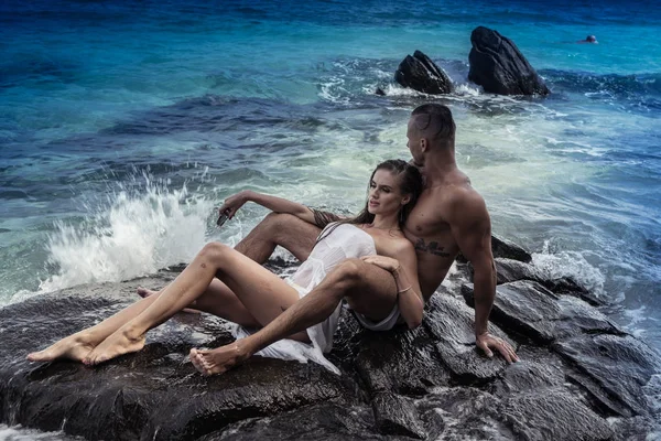 Atraente sensual jovem casal junto ao mar — Fotografia de Stock