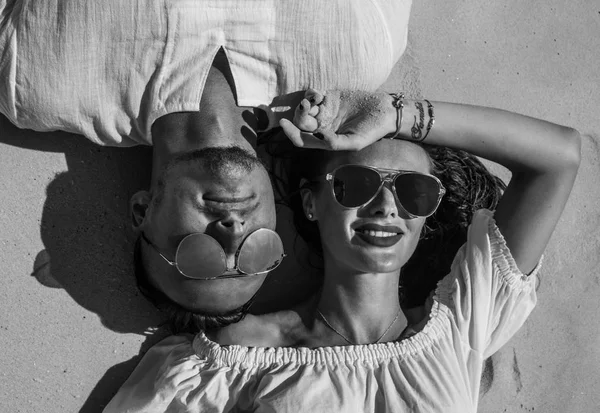 Αισθησιακό νεαρό ζευγάρι στην παραλία — Φωτογραφία Αρχείου