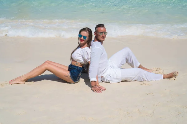 Feliz pareja joven en la playa — Foto de Stock