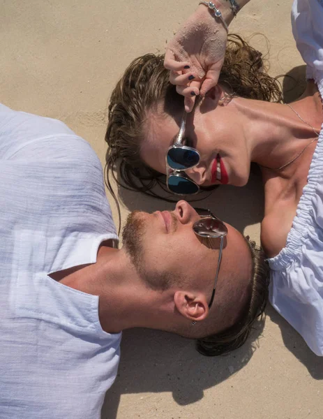 Sensual joven feliz pareja en la playa — Foto de Stock