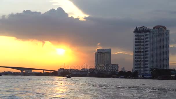Bangkok Chao Phraya nehrinde tekne görünümünden — Stok video