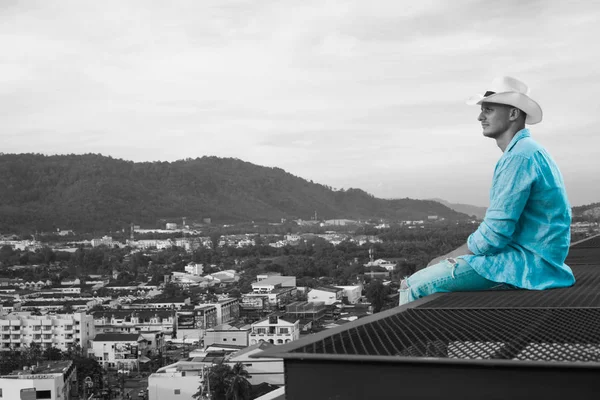 Knappe man op het dak — Stockfoto