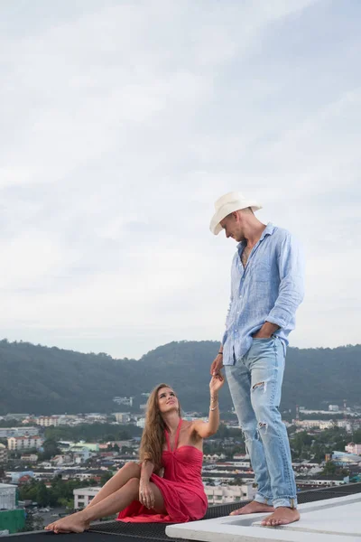 Hermosa pareja en el techo — Foto de Stock