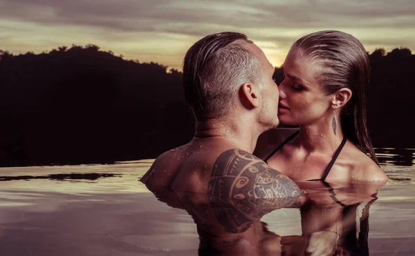 Pareja romántica sola en piscina infinita — Foto de Stock