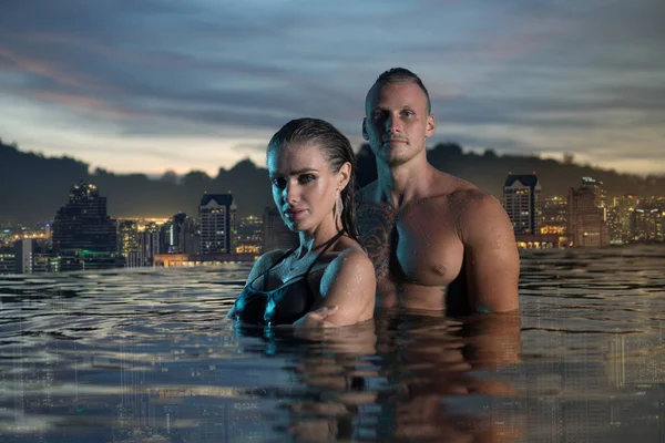 Romantisch paar alleen in infinity zwembad — Stockfoto