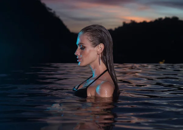 Mooie sensuele vrouw alleen in infinity zwembad — Stockfoto
