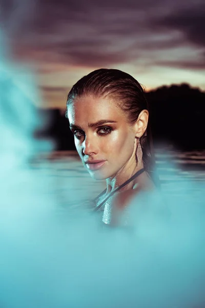 Mooie sensuele vrouw alleen in infinity zwembad — Stockfoto