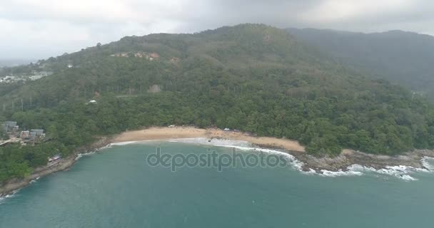 Antenn drönare flyg footage över stranden och havet i Phuket — Stockvideo
