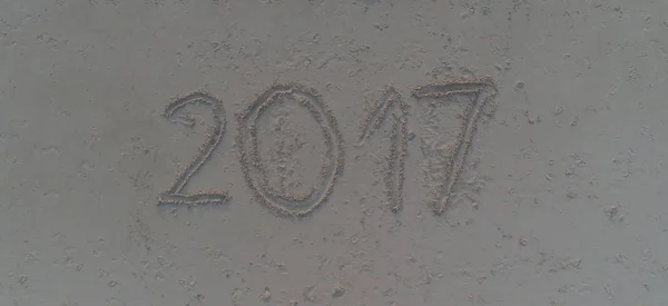 Ano 2017 escrito na areia da praia tropical — Fotografia de Stock