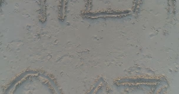 熱帯のビーチの砂で書かれたタイ 2017年の空中ショットの上の上昇 — ストック動画