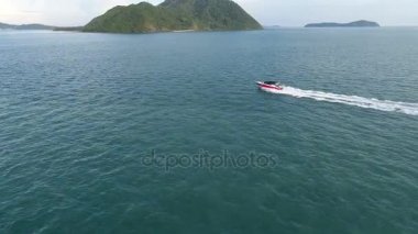 Sürat teknesi Phuket, Tayland Koh Bon Adası ve gökyüzü arka plan üzerinde denizde havadan görünümü