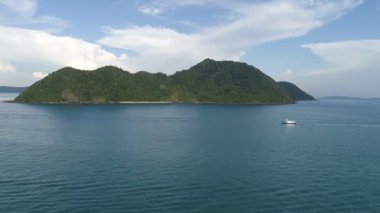 Koh Bon Adası ve balıkçı teknesi Phuket, Tayland için gökyüzü arka plan üzerinde denizde hava atış
