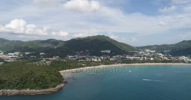 Vue aérienne des bateaux sur la mer près de la plage de Kata avec une statue de grand Bouddha en arrière-plan, Phuket, Thaïlande 