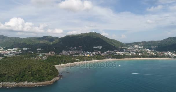 Letecký pohled na lodí na moři nedaleko pláže Kata s socha Velkého Buddhy v pozadí, Phuket, Thajsko — Stock video