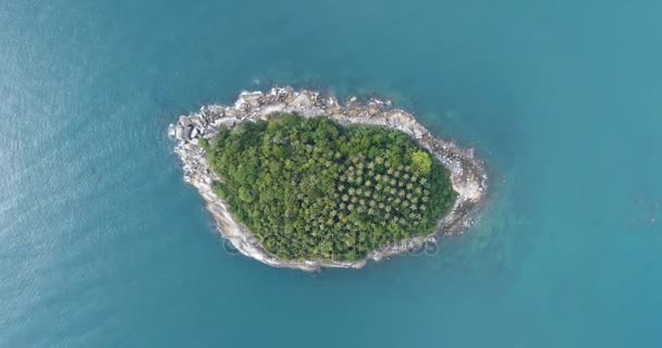 Luftaufnahme von koh pu (carb island) in der Nähe des Kata-Strandes in Phuket, Thailand — Stockvideo