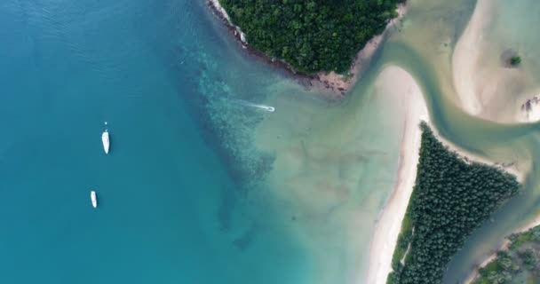 Vista aérea de la playa de Layan y barcos en el mar en Phuket, Tailandia — Vídeos de Stock