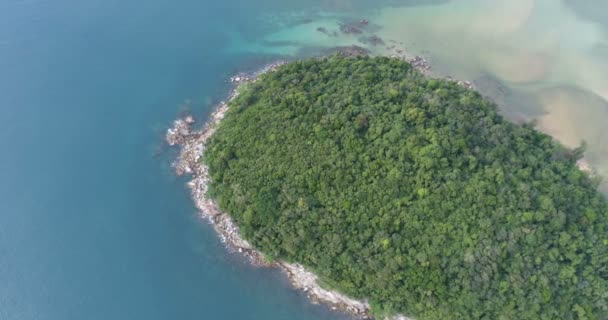 Vista aérea de la pequeña isla cerca de la playa de Layan en Phuket, Tailandia — Vídeo de stock