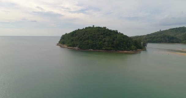 Vista aérea da pequena ilha perto da praia Layan em Phuket, Tailândia — Vídeo de Stock
