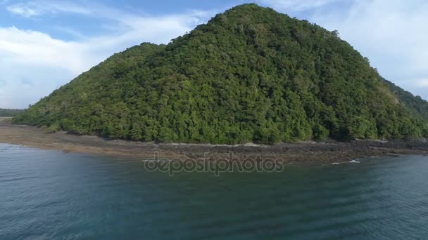 Plano aéreo de la isla de Koh Bon y barco de pesca en el mar sobre el fondo del cielo en Phuket, Tailandia — Vídeos de Stock