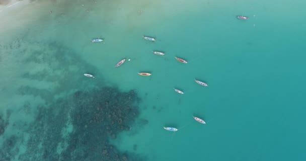 Вид с воздуха на длинные хвостовые лодки на море возле пляжа Ката в Пхукете, Таиланд — стоковое видео