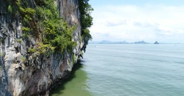 Luchtfoto van prachtige kalkstenen rotsformaties in de zee — Stockvideo