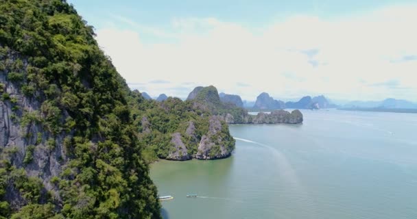바다에서 아름 다운 석회암 바위의 항공 보기 — 비디오