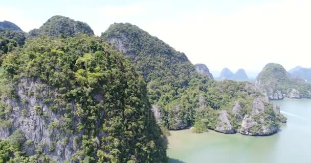 海の美しい石灰岩岩の空撮 — ストック動画