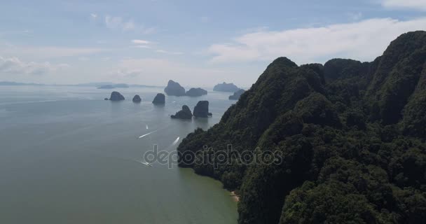 Вид с воздуха на красивые известняковые скальные образования в море — стоковое видео
