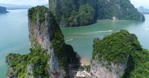 Flygfoto över James Bond island och vacker kalksten klippformationer i havet — Stockvideo