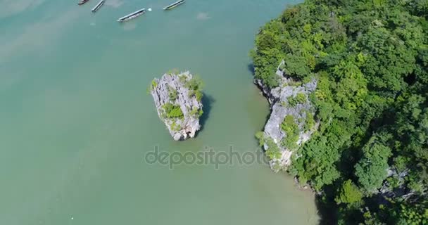Luftaufnahme der James Bond Insel und der wunderschönen Kalksteinfelsformationen im Meer — Stockvideo