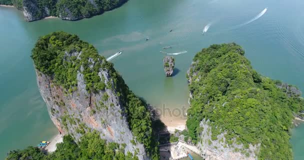 Luftaufnahme der James Bond Insel und der wunderschönen Kalksteinfelsformationen im Meer — Stockvideo