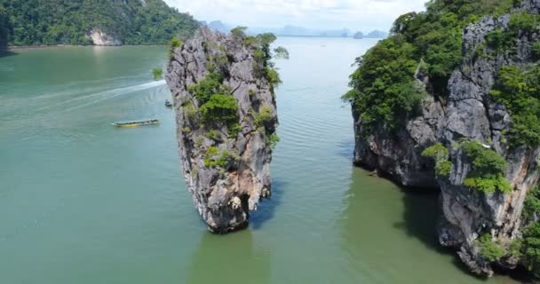 Aerial view of James Bond island and beautiful limestone rock formations in the sea — Stock Video
