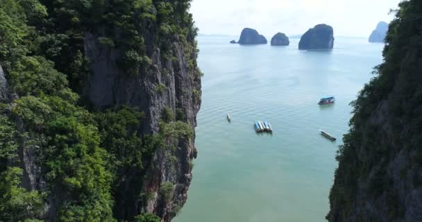 Vista aérea da ilha James Bond e belas formações rochosas de calcário no mar — Vídeo de Stock