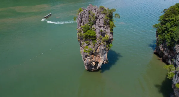 Vista aérea da ilha James Bond e belas formações rochosas de calcário no mar — Fotografia de Stock