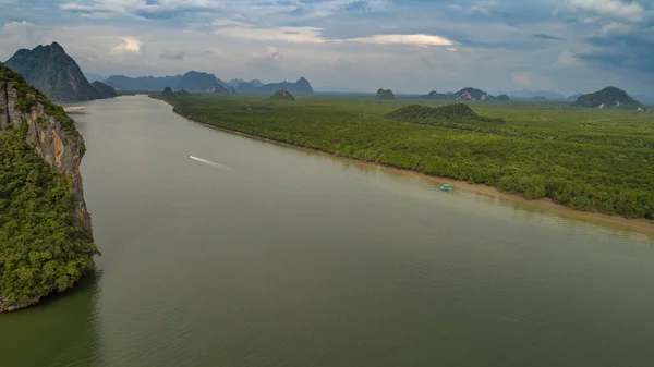 Widok z lotu ptaka Phang Nga Bay Marine Park Narodowy chronione i zalesiania terenów podmokłych międzynarodowe znaczenie ekologiczne — Zdjęcie stockowe