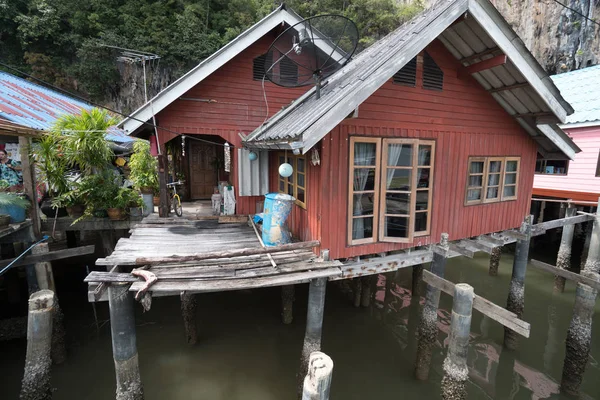 Casa di pescatori a Koh Panyee, Ao Phang nga National Park. Villaggio di pescatori musulmano "zingaro di mare" — Foto Stock