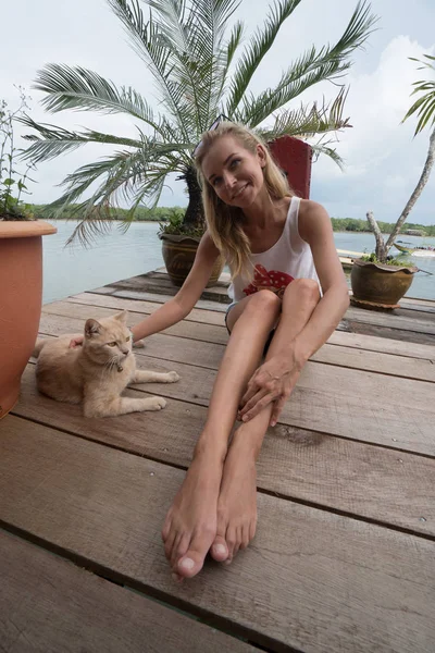 관광 소녀 코 Panyee에 부두에서 생강 고양이 껴 안고는 — 스톡 사진