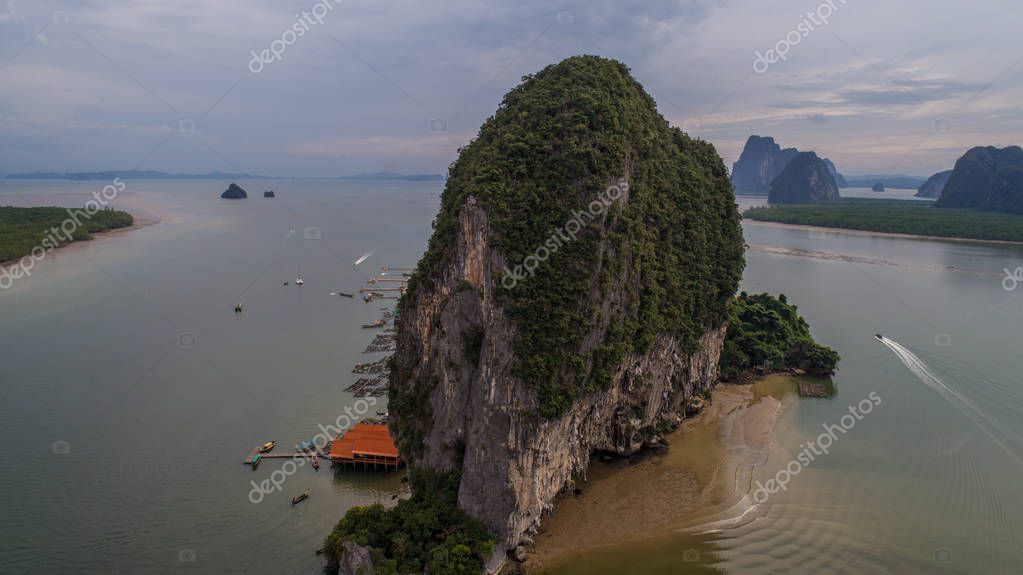 Vista aérea Parque Nacional Marino de la Bahía de Phang Nga protegido y