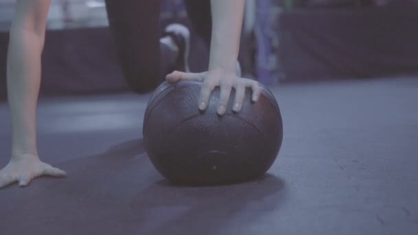 Pretty brunette fitness woman at the gym — Stock Video