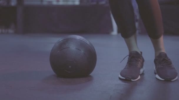 Mulher fitness no ginásio — Vídeo de Stock