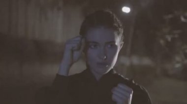 Geceleri öz savunma genç kadının