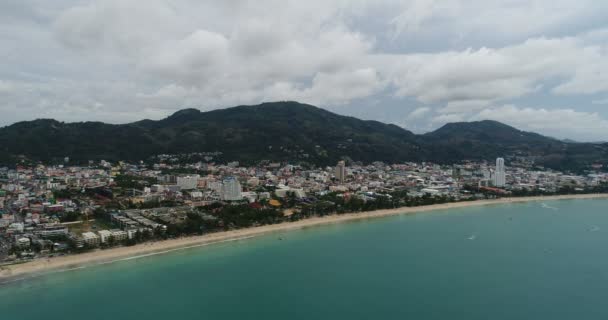 Mooie luchtfoto van Patong beach in Phuket — Stockvideo