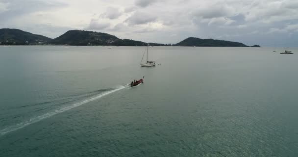 Vista aérea do mar de Andamão da praia de Patong em Phuket — Vídeo de Stock