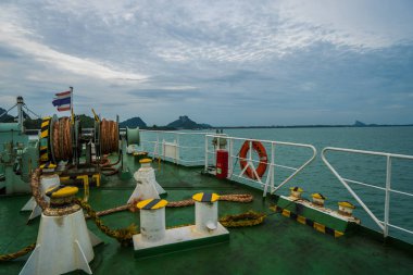 Güvertede çapa ipi ve hayat şamandıra ile