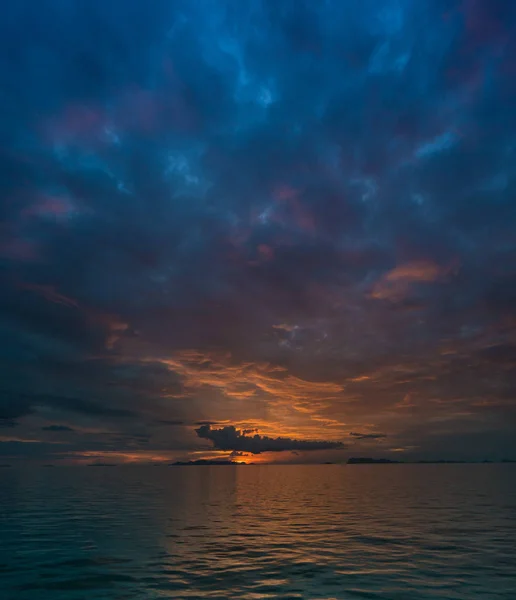 Beau coucher de soleil au-dessus de la mer — Photo