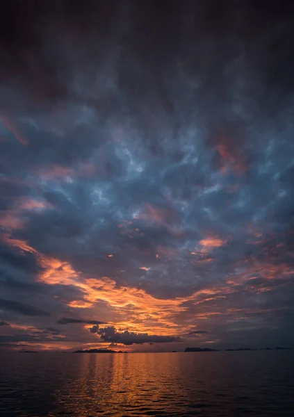 Belo pôr do sol acima do mar — Fotografia de Stock