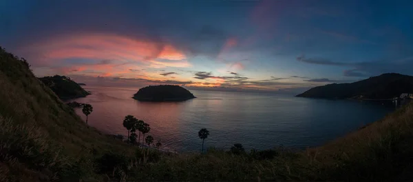 Colorido hermoso atardecer desde el mirador de Prom Thep Cape —  Fotos de Stock