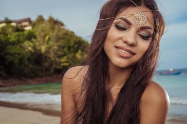 Kumsaldaki güzel esmer kadın